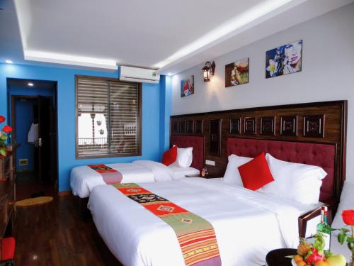 萨帕萨帕山酒店的蓝色墙壁客房的两张床