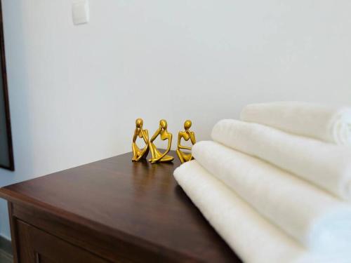阿布扎比Sea World Yas Island Luxury Holiday Apartment 915的卧室桌子上的一组毛巾