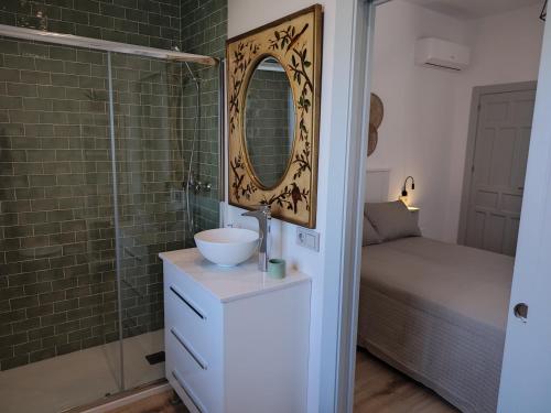 托罗克斯Villa Delicia的浴室配有盥洗盆和带镜子的淋浴