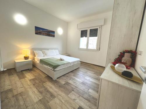 费拉拉APARTMENT SOPHIE 11的一间卧室配有一张床,铺有木地板