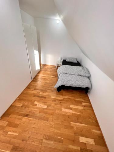 马尔默HBA Appartsments的一间卧室设有两张床,铺有木地板