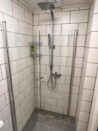 马尔默HBA Appartsments的浴室铺有白色瓷砖,设有淋浴。
