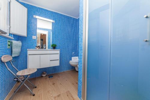 布德恩斯B54 - Casa Azul in Burgau的蓝色的浴室设有卫生间和椅子