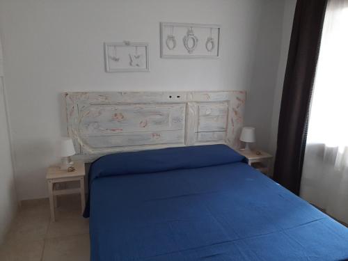 圣卡特琳娜迪纳德La Casa di Adi的一间卧室配有蓝色的床和梳妆台