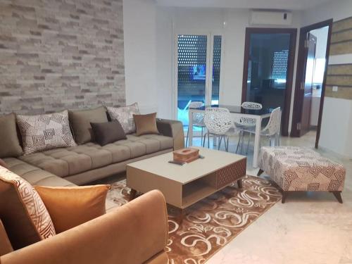 突尼斯Lovely apartment near Tunis Mall - Lac2 Tunis的带沙发和咖啡桌的客厅