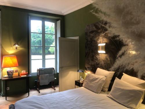 Bois-Normand-près-Lyre红房子旅馆的卧室配有一张床铺,墙上挂有烟雾壁画