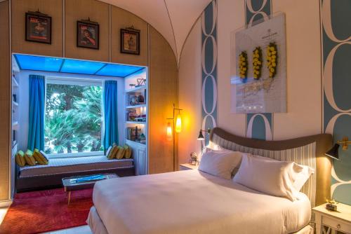 卡普里Capri Tiberio Palace - The Leading Hotels of the World的一间卧室设有一张大床和一个窗户。