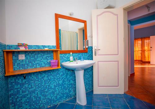 马约城Villa Lagosta Stella Maris Exclusive的一间带水槽和镜子的浴室