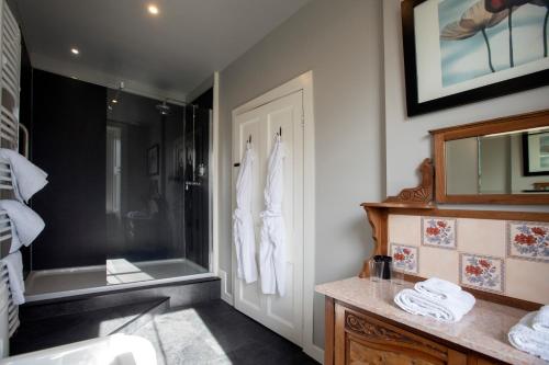 阿伯劳尔卡杜乡村别墅酒店的带淋浴、盥洗盆和浴缸的浴室