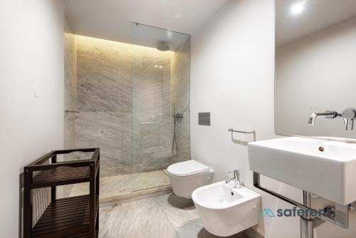 里斯本Exclusive Top Floor 2BD by the TimeOut market的一间带水槽、卫生间和淋浴的浴室