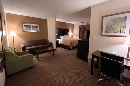 ParagouldQuality Inn & Suites的酒店客房,配有床和沙发