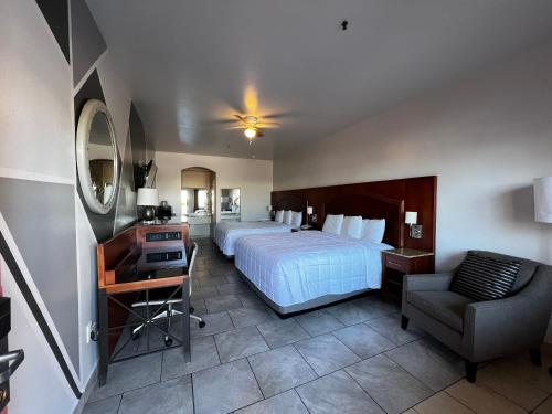 伊莎贝尔港Casa Rosa Inn的一间卧室配有一张床、一张桌子和一把椅子
