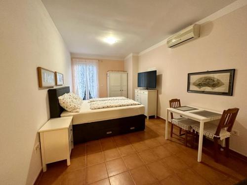 茨里克韦尼察Ivana apartman 3的一间卧室配有一张床、一张桌子和一张书桌
