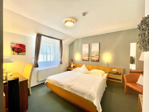 萨尔堡萨尔堡霍夫酒店的卧室配有床、椅子和窗户。
