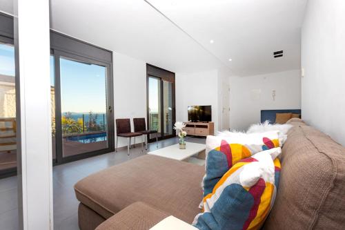 罗萨斯RNET - Casa 4 - Vista Mar Almadrava Roses的带沙发和大窗户的客厅