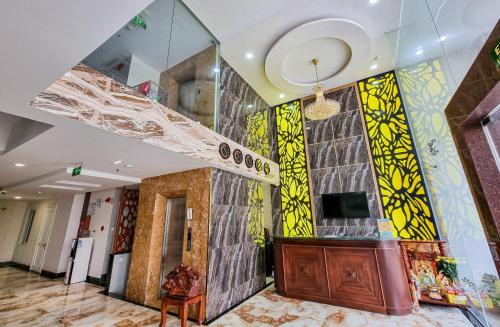 归仁Xavia Hotel Quy Nhơn的大厅,建筑的墙上有楼梯