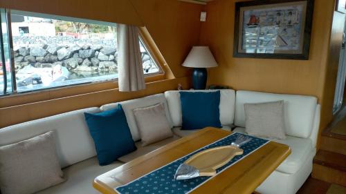 圣米格尔德阿沃纳Boat Sirio的客厅配有沙发和桌子