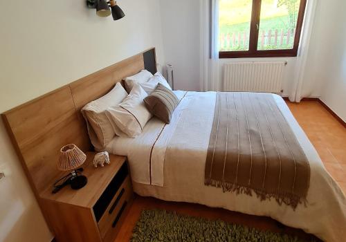 桑亨霍Chalet sobre playa canelas, EN SANXENXO的一间卧室配有一张大床和木制床头板