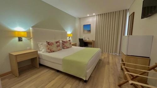 佩尼契Sea Garden Peniche的酒店客房,配有床和电视