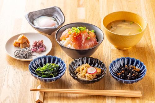 东京Tokyu Stay Takanawa Shinagawa Area的桌上的一组碗和筷子