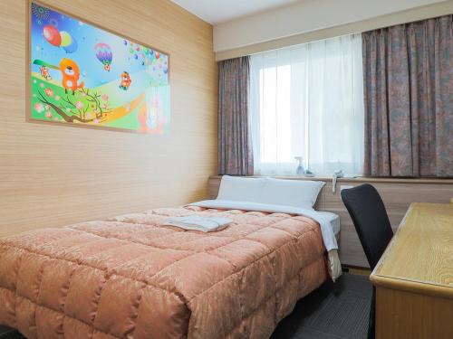 冈山玛丽亚酒店的一间卧室配有一张床、一张书桌和一个窗户。