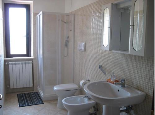 滨海弗兰卡维拉Agriturismo L'Erpice的一间带水槽、卫生间和淋浴的浴室