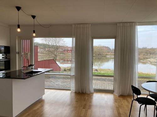 哥德堡Luxury Villa - Villa Seaside的厨房享有大窗户的景致。