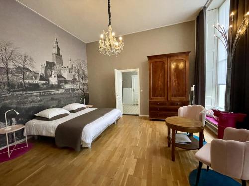 聚特芬Kerkstraatje3的一间卧室配有一张大床和一个吊灯。