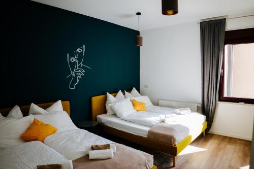 耶拿Jenapartments Design Loft, Damenviertel im Stadtzentrum的绿墙客房的两张床