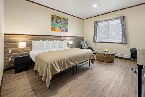 布朗克斯Highbridge Hotel的一间卧室设有一张大床和一个窗户。