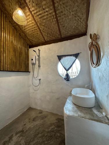 湄登La Maison - Chiangmai的一间带水槽和淋浴的浴室