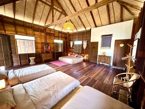 湄登La Maison - Chiangmai的一间铺有木地板的客房内配有两张床的卧室