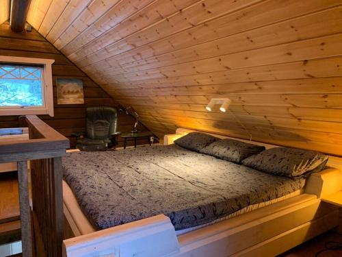 ÅmotsforsStuga i Valfjället的小木屋内的一张床位,设有窗户