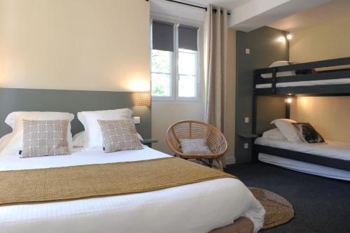 伊特萨苏Logis Hôtel du Chêne的一间卧室配有两张床和一张双层床。