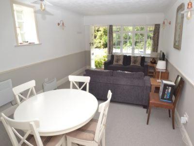 文特诺Quince Cottage的客厅配有白色桌子和沙发