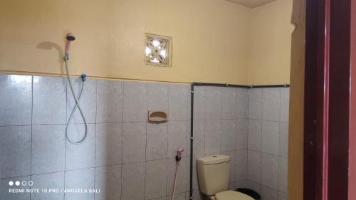 布罗莫Tengger Indah Bromo by ABM的带淋浴和卫生间的浴室