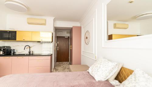 科沃布热格ARKA APARTAMENT DELUXE 723b的一间卧室配有一张床,厨房配有水槽