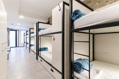 维多利亚-加斯特伊兹LOGUNE ROOMS的一间设有一排双层床的房间