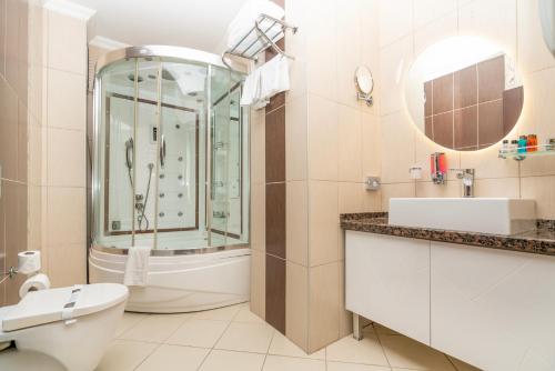 伊斯坦布尔Ma City Hotel的带淋浴、卫生间和盥洗盆的浴室