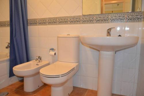 韦尔瓦Luxury Apartment in Marina de Isla Canela- Beach Front的一间带卫生间和水槽的浴室