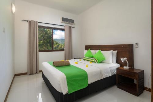 马埃岛贝拉扎尔区Kanasuk Self catering Apartments的一间卧室设有一张大床和一个窗户。