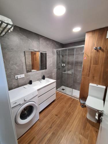 瓦伦西亚Hlius Brand New Apartments的一间带洗衣机和淋浴的浴室