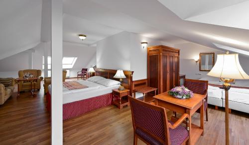 玛丽亚温泉大洲酒店的酒店客房配有一张床铺和一张桌子。