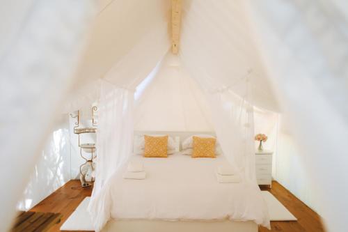 AtalaiaKabaceira Glamping的一间卧室配有一张带天蓬的白色床