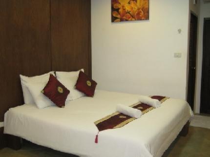 拉迈拉迈完美度假酒店的客房内的白色床和枕头
