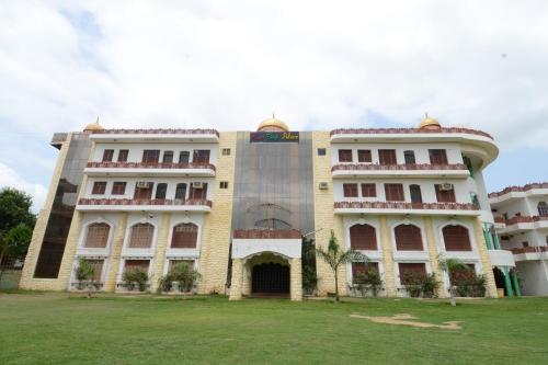 焦特布尔OYO Flagship Ranibagh Palace的前面有草坪的大建筑