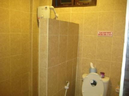 拉迈拉迈完美度假酒店的瓷砖墙内带卫生间的浴室