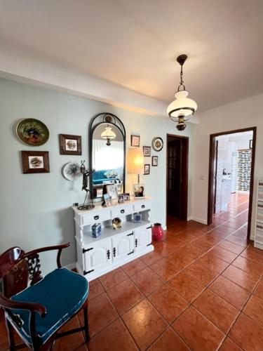 阿尔科巴萨Cocas House - Alcobaça的客厅配有椅子和镜子
