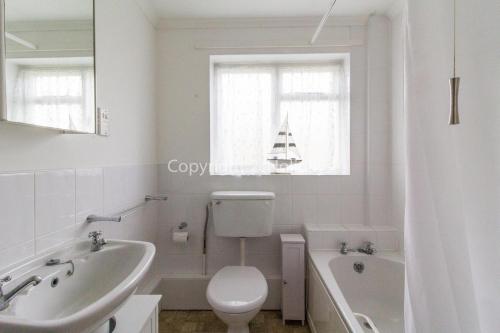 赫姆斯比5 Berth Chalet To Hire In Hemsby Near Hemsby Beach Ref 18117b的白色的浴室设有水槽、卫生间和浴缸。