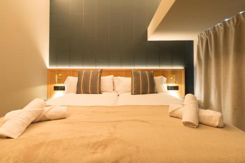 毕尔巴鄂Old Town Apartments by Staynnapartments的一张配有白色床单和枕头的大床